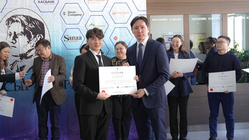 Голомт Капитал ҮЦК нь оюутнуудад тэтгэлэг олголоо