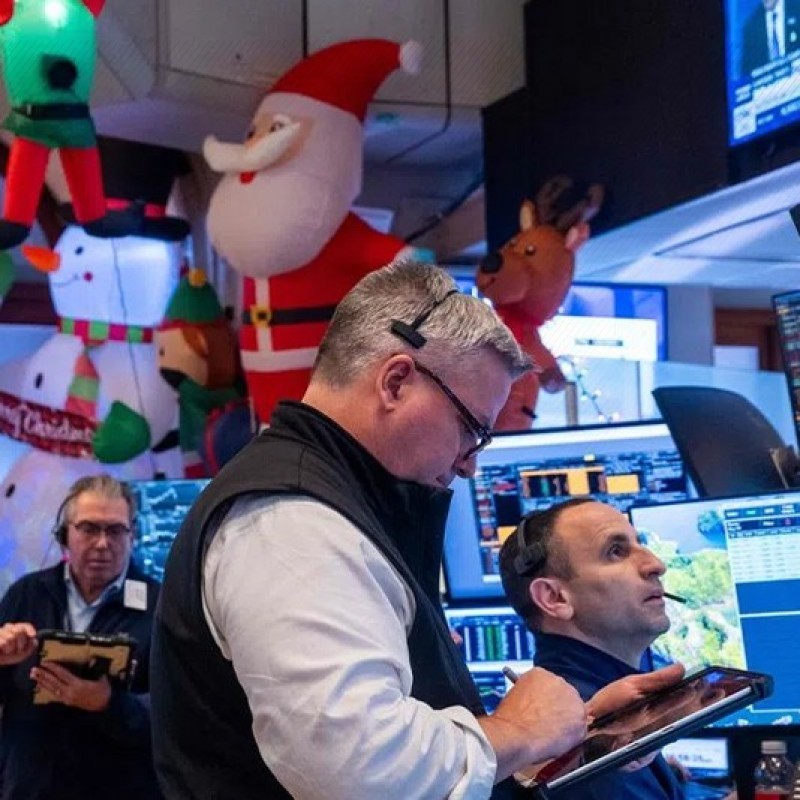 Зул сарын баяраар S&P 500 индекс оройн цэгээ шинэчиллээ.